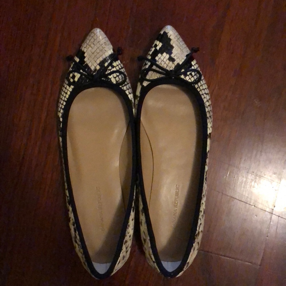 Banana Republic pointed snake skin flats